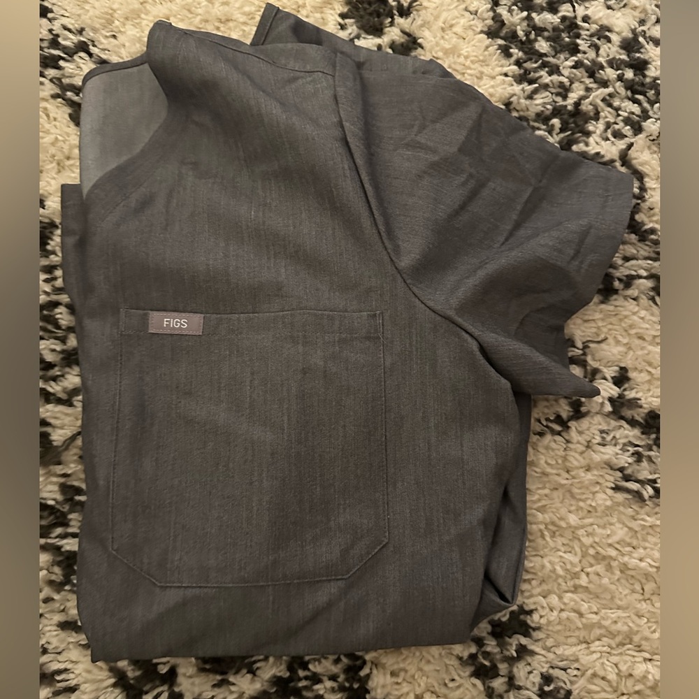 FIGS catarina one pocket scrub top in graphite size XL great condition